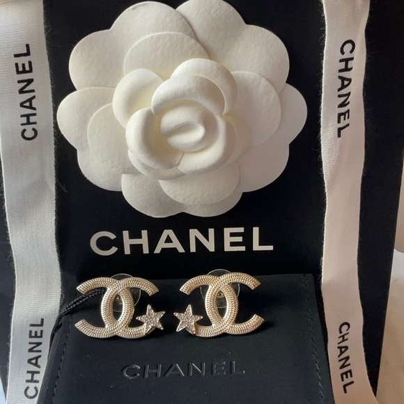 ⭐️ CHANEL CC EARRINGS WITH STARS ⭐️ NWT ⭐️ - Picture 11 of 16